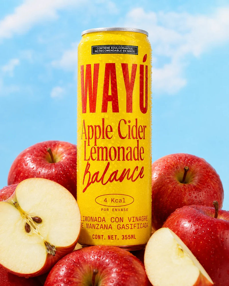 Lata de Apple Cider entre manzanas