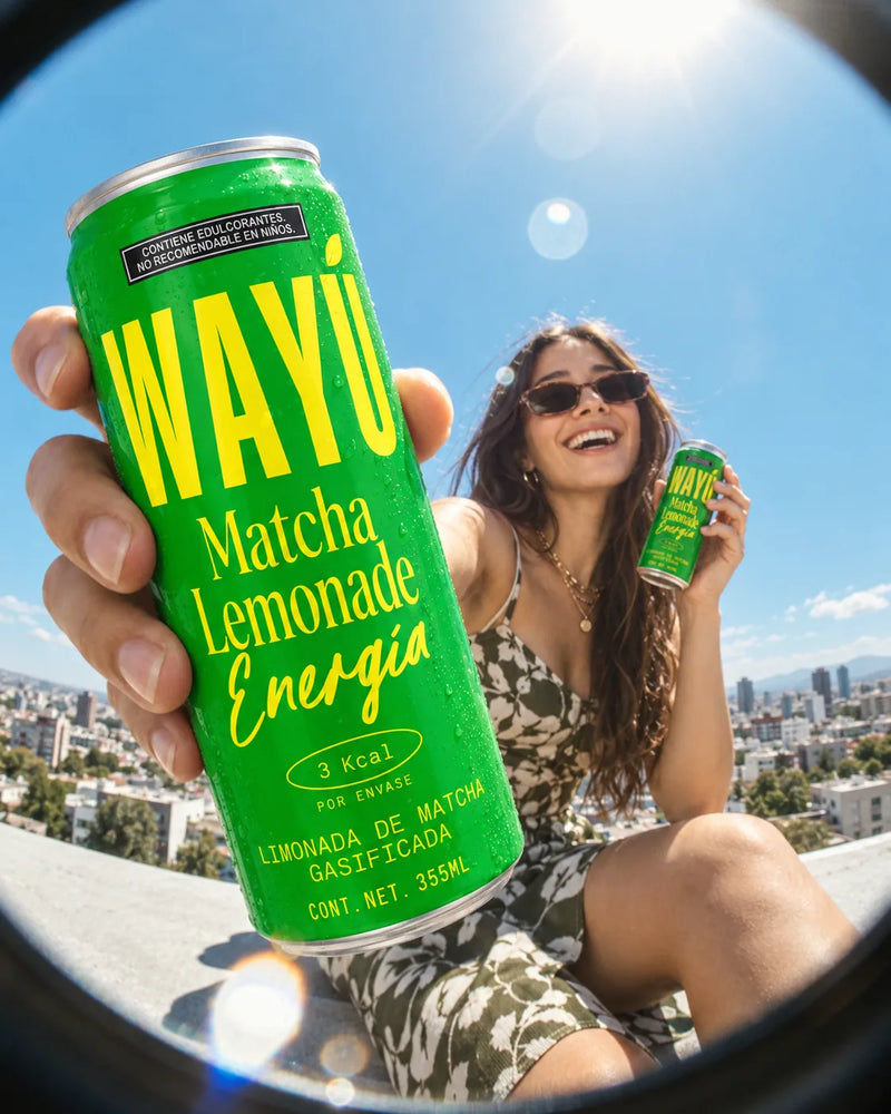 Persona con una lata de Matcha Lemonade