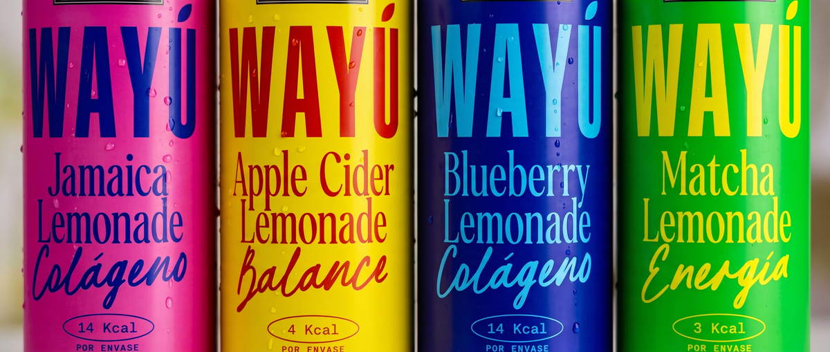 Latas Wayú Jamaica, Apple Cider, Blueberry y Matcha Lemonade en primer plano con gotas de agua: membresía Wayú