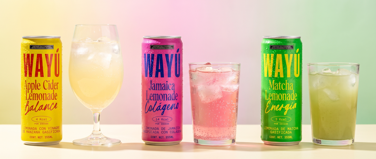 Latas Wayú junto a vasos de limonada con hielo: Apple Cider, Jamaica y Matcha Lemonade