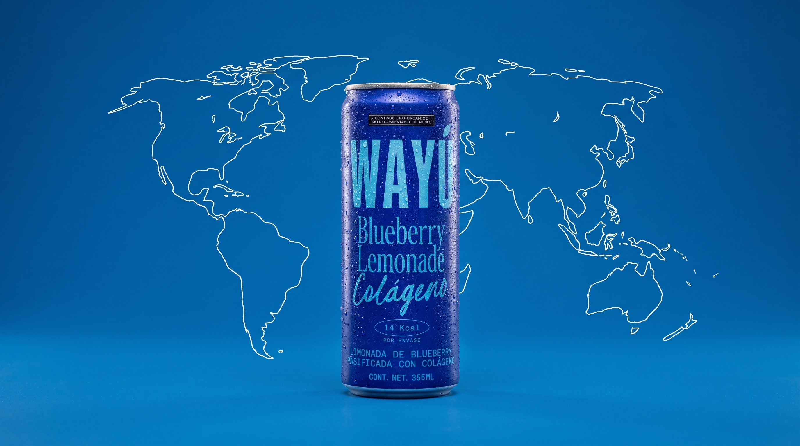 Lata Wayú Blueberry Lemonade Colágeno sobre fondo azul con mapa del mundo: visión de marca líder en Latinoamérica