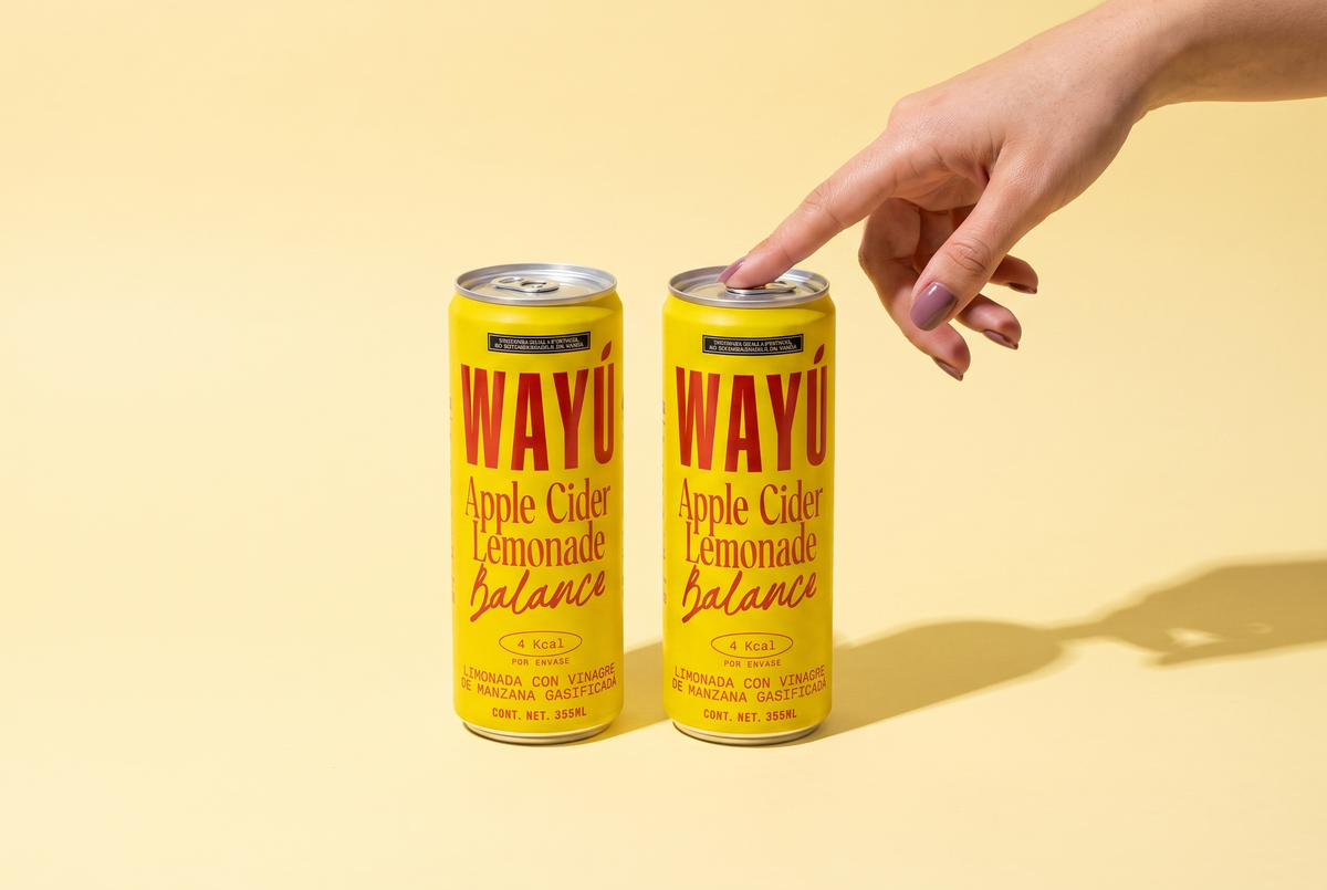 Wayú Apple Cider Lemonade Balance: dos latas de limonada gasificada con vinagre de manzana, 4 kcal, fondo amarillo