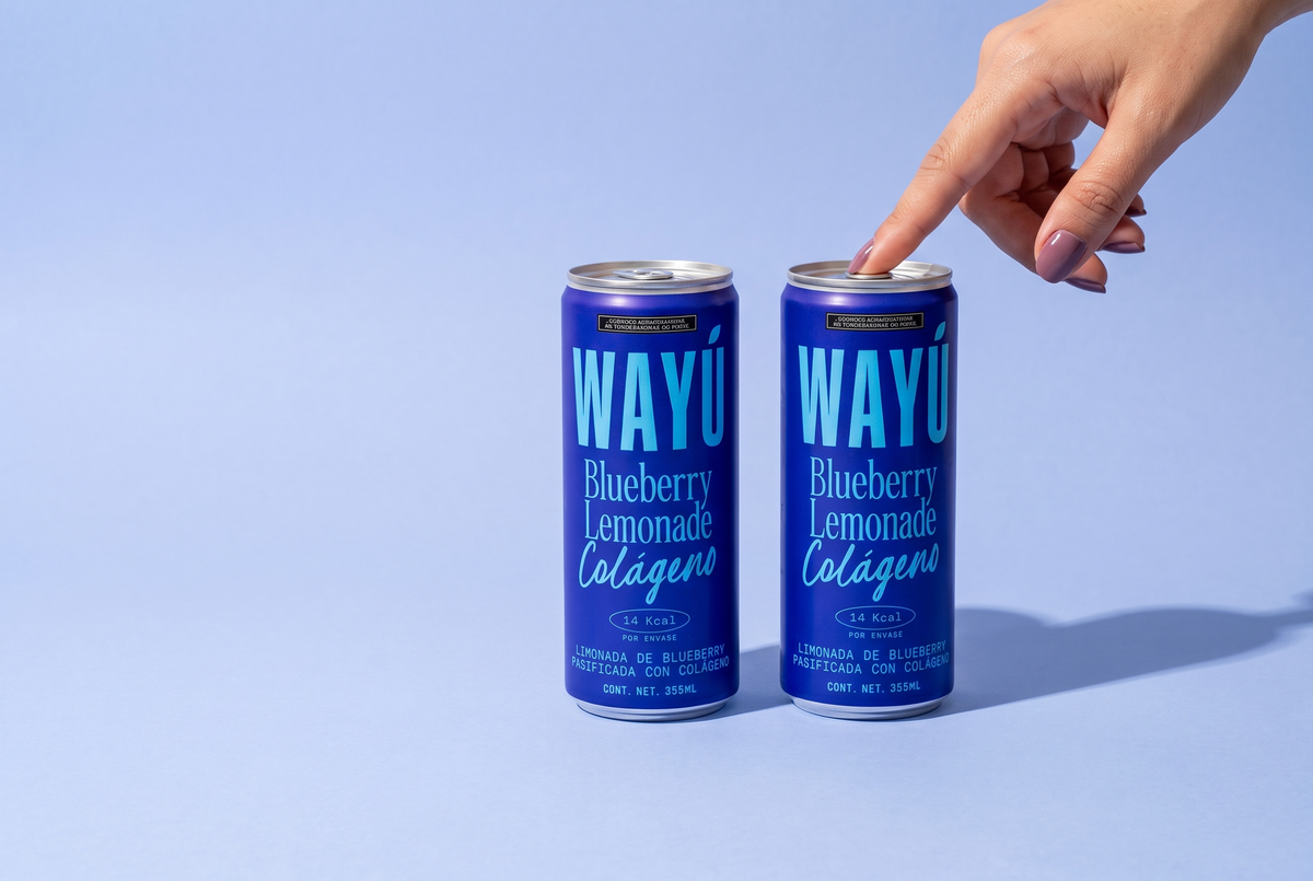 Wayú Blueberry Lemonade Colágeno: dos latas de limonada gasificada de blueberry con colágeno hidrolizado, 14 kcal, fondo lila