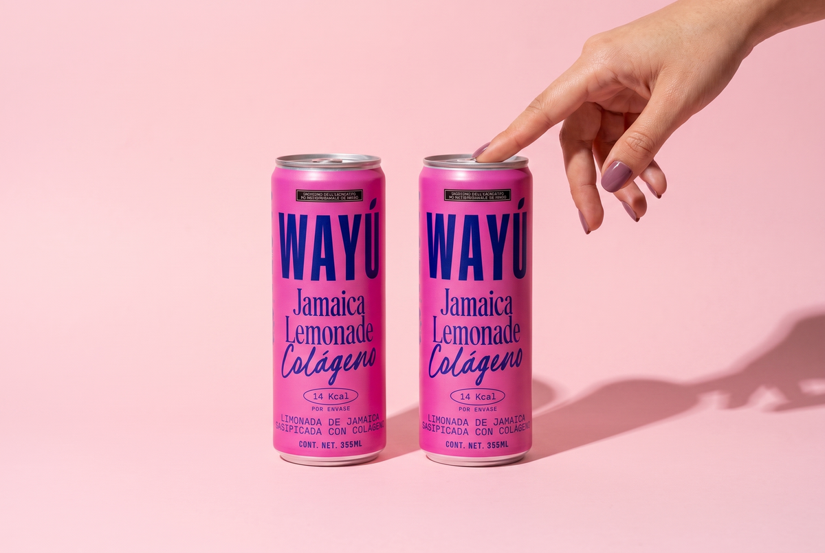 Wayú Jamaica Lemonade Colágeno: dos latas de limonada gasificada de flor de jamaica con colágeno hidrolizado, 14 kcal, fondo rosa