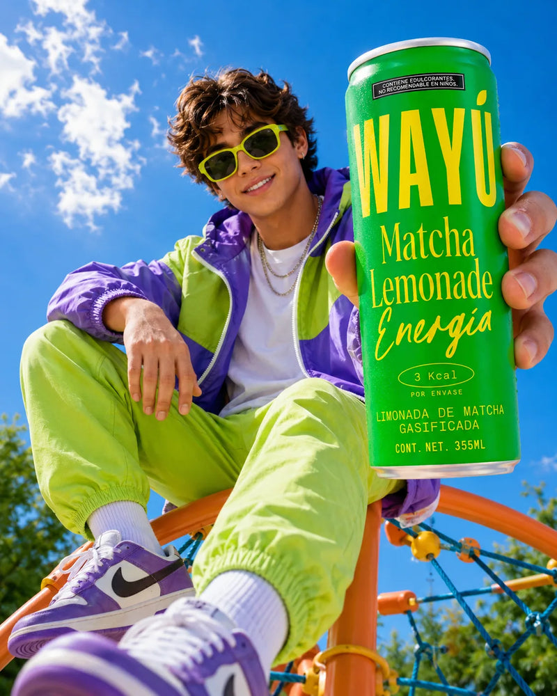 Persona con una lata de Matcha Lemonade en el parque