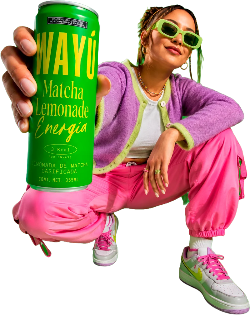 Persona sosteniendo una lata de Matcha Lemonade